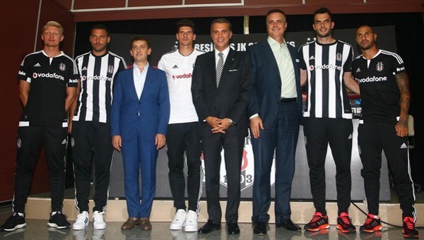 Beşiktaş yeni transferlerine imza töreni düzenledi