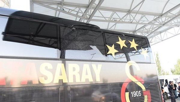 Bursasporlular'dan Galatasaray otobüsüne saldırı!