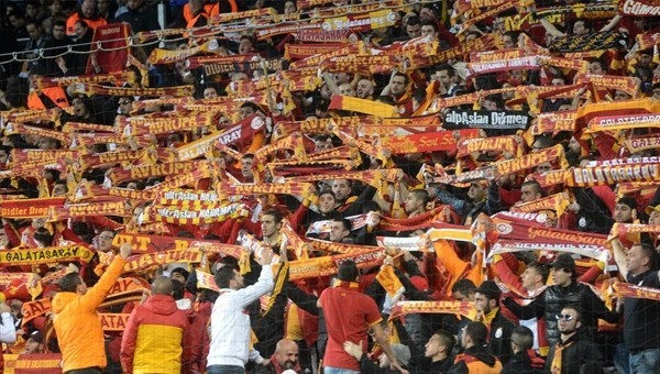 Galatasaray taraftarının metro çilesi sürüyor