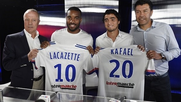 Alexandre Lacazette Lyon'da kaldı