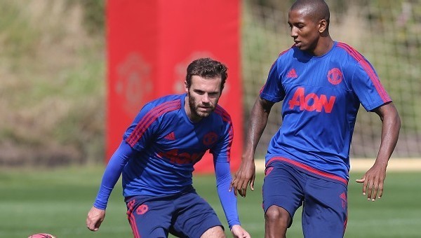 Manchester United, Ashley Young ile uzattı