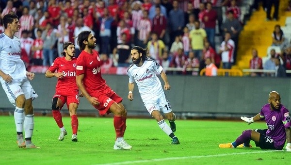 Beşiktaş, Antalyaspor'u sahadan sildi