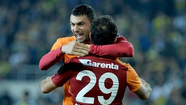 Burak Yılmaz'dan tribünlere 4 yıldız göndermesi