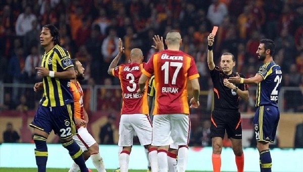 Derbilerde kartlar havada uçuşuyor