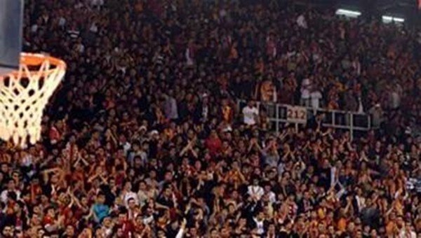 Galatasaray AEK'ya 24 sayı fark attı