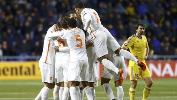 Hollanda'da Robin van Persie ilk 11'de mi?