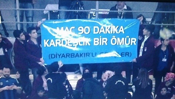 Kadıköy'de dostluk pankartı açıldı