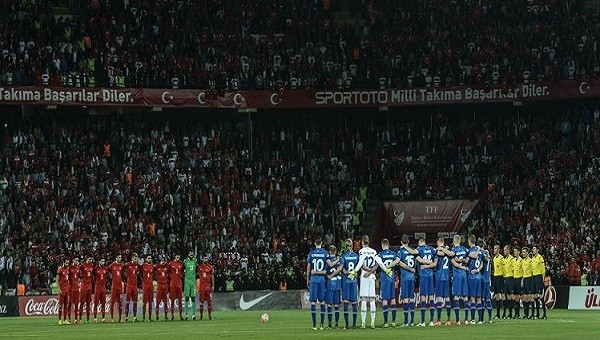 Türkiye-İzlanda maçı öncesi Konya'daki saygı duruşunda tepki
