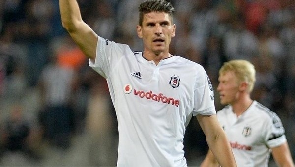 Mario Gomez, Demba Ba'yı solladı