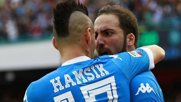 Napoli lideri devirdi!