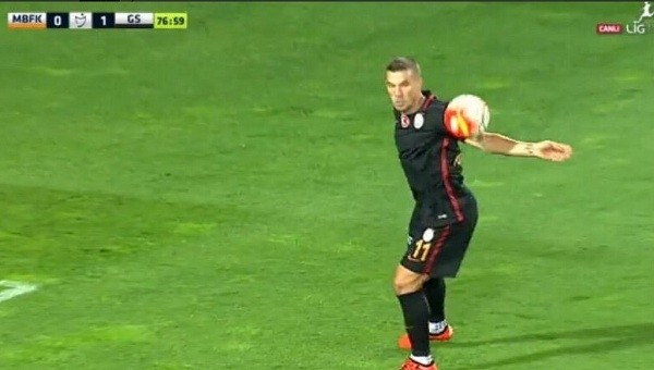 Podolski'nin golünde isyan! Elle mi aldı?