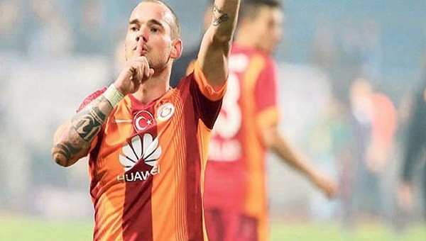 Sneijder derbi öncesi balkondan 3'lü çektirdi