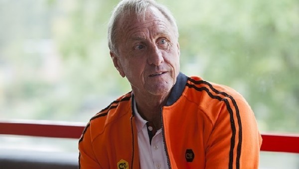 Ajax efsanesi Cruyff görevi bıraktı
