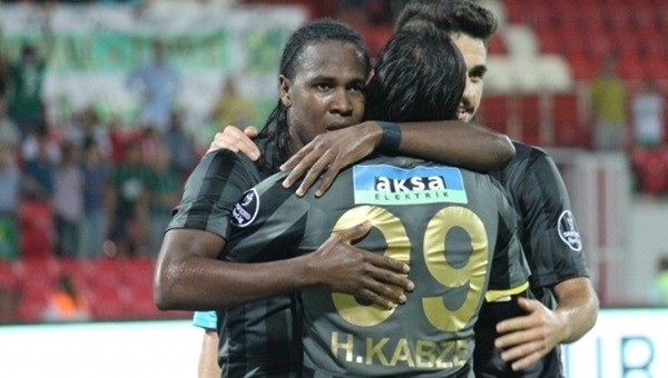 Akhisar Belediyespor'u Rodallega sırtlıyor