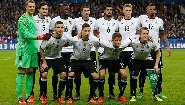 Almanya'dan teröre inat, maça devam!