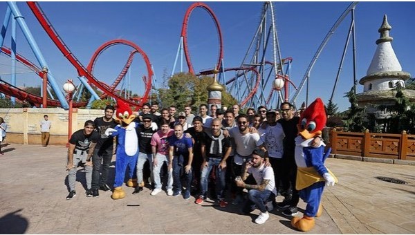 Arda Turan Barcelonalı oyuncularla lunaparkta eğlendi