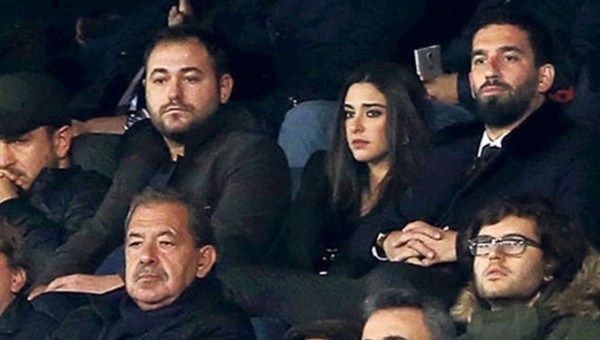 Arda Turan ve Aslıhan Doğan maçı izledi