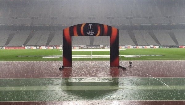 Atatürk Olimpiyat Stadyumu'nda yağmur krizi