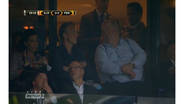 Dirk Kuyt'un eşi maçı Fenerbahçe atkısıyla izledi