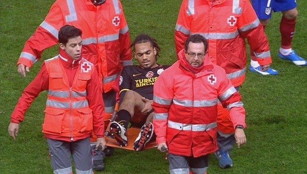 Galatasaray'da Denayer oyundan sedyeyle çıkarıldı