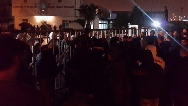 Karşıyaka taraftarı tesisleri bastı