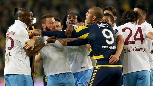 Trabzonsporlu Mbia sinirlendi, saha karıştı