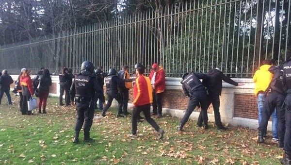Türk taraftarlara İspanya polisinden terörist muamelesi!