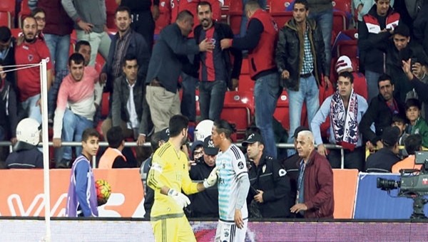 Volkan Demirel'e küfreden taraftarların cezası büyük oldu