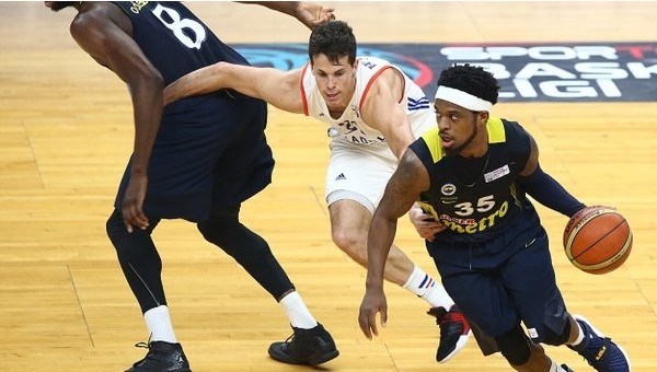 Anadolu Efes, Fenerbahçe'yi devirdi