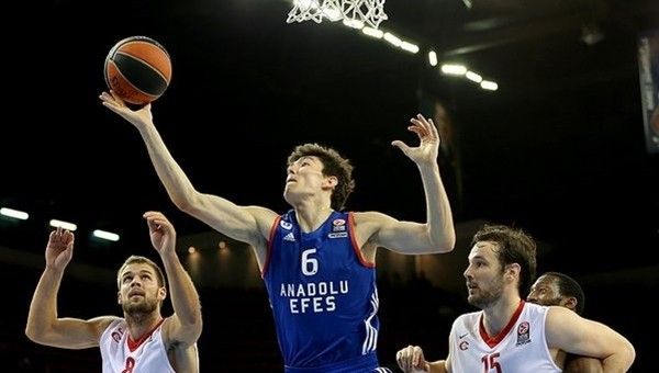 Anadolu Efes rövanşı aynı skorla aldı