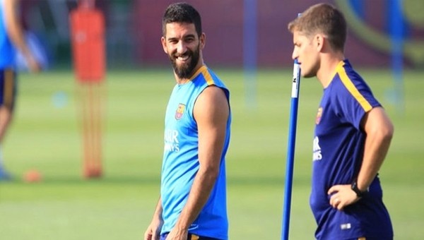 Arda Turan en sevdiği türküyü duyunca idmanı bıraktı