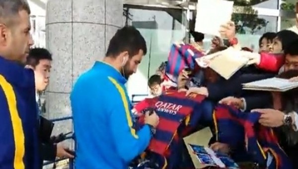 Arda Turan'dan imza almak için birbirlerini ezdiler