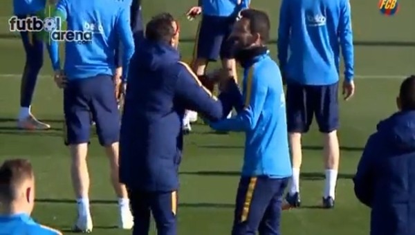 Arda Turan'ın esprisi hocası Luis Enrique'yi güldürdü! Samimi görüntüler