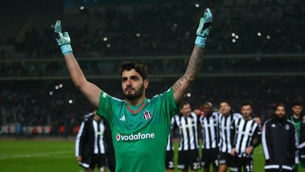 Beşiktaş taraftarları maç sonu Günay Güvenç'in 3'lüsü ile coştu