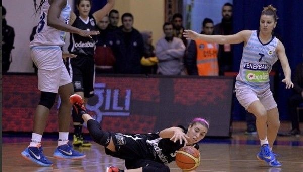 Beşiktaş'ın kadınları lider Fenerbahçe'yi devirdi