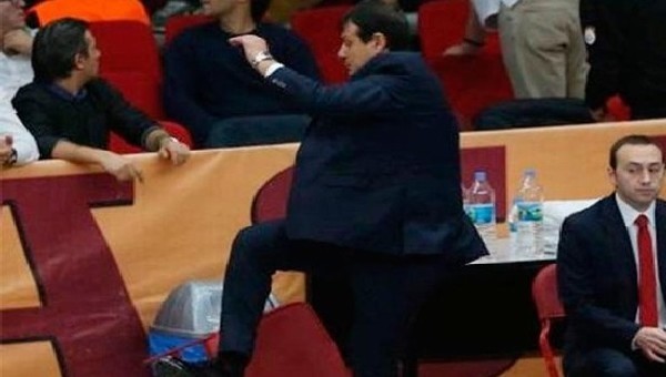 Ergin Ataman çılgına döndü! İşte o anlar