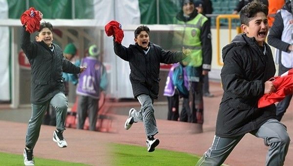 Eto'o'nun formasını aldı, hüngür hüngür ağladı