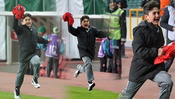 Eto'o'nun formasını aldı, hüngür hüngür ağladı