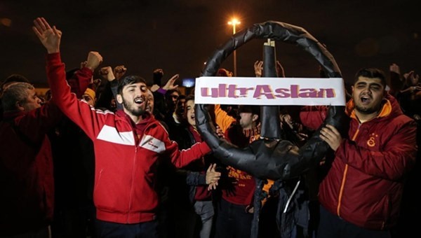 Galatasaray taraftarı, TBF'yi protesto etti