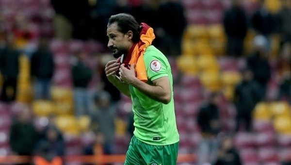 Galatasaray taraftarları Hasan Kabze'yi tribüne çağırdı