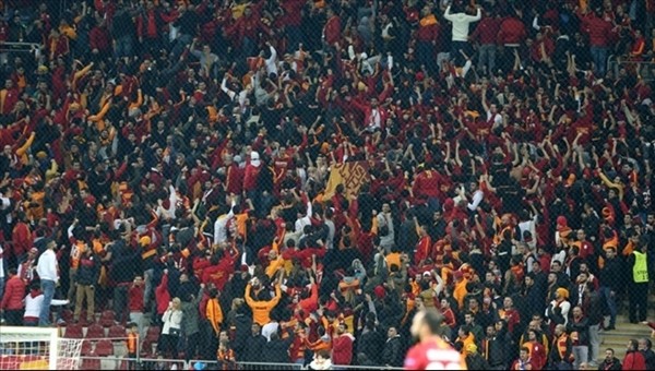 Galatasaray tribünlerinden yönetime yoğun tepki