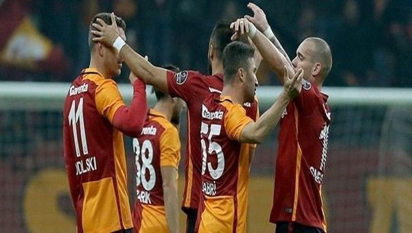 Galatasaray'dan kaleye tam isabet