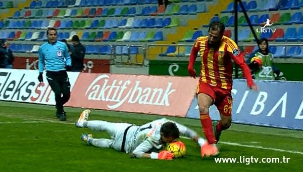 Kayserispor-Galatasaray maçında Muslera'nin pozisyonu