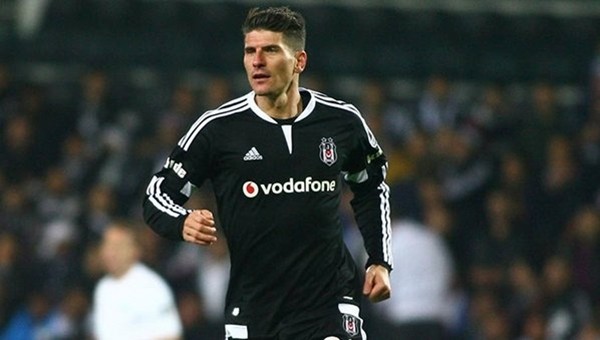 Mario Gomez, Samuel Eto'o'yu yakaladı