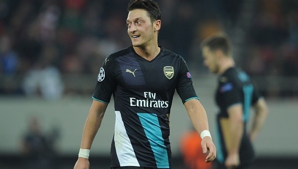 Mesut Özil'den ailesine teşekkür