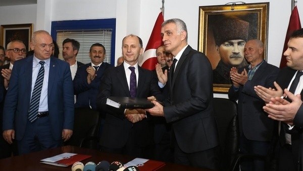 Muharrem Usta mazbatasını aldı