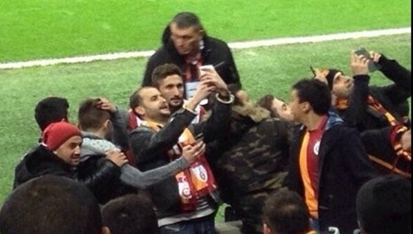 Sabri Sarıoğlu ile selfie'ye tribünlerden büyük tepki