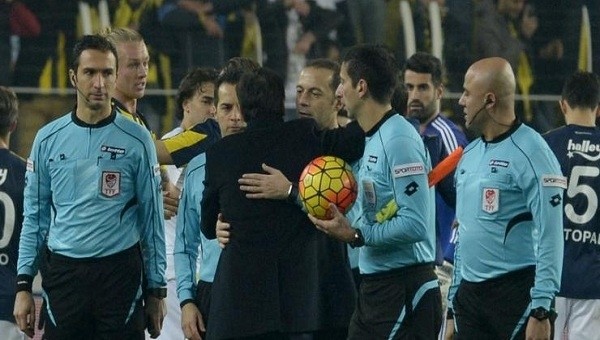 Vitor Pereira, maç sonu Cüneyt Çakır'a sarıldı