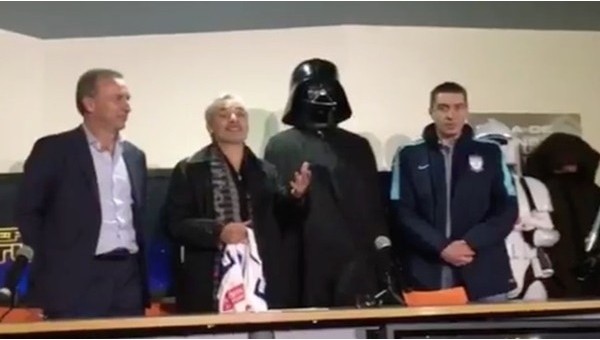 Yeni transferi Darth Vader kostümüyle tanıttı