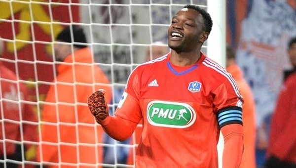 Beşiktaş'ın ilgilendiği Mandanda şov yaptı!